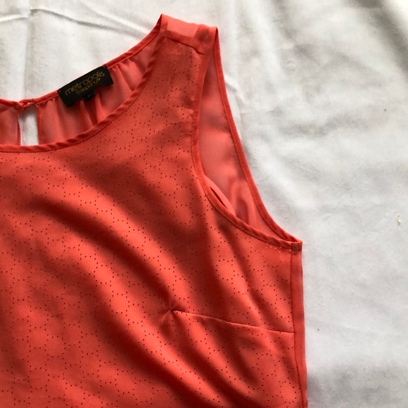 Sleveless Blouse - Picture 2 of 4